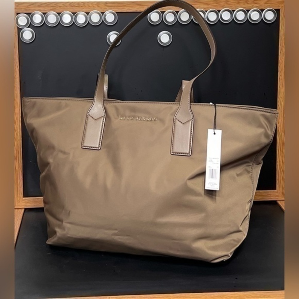 New- Marc Jacobs Nylon Wingman Tote Bag Zipper closer B02